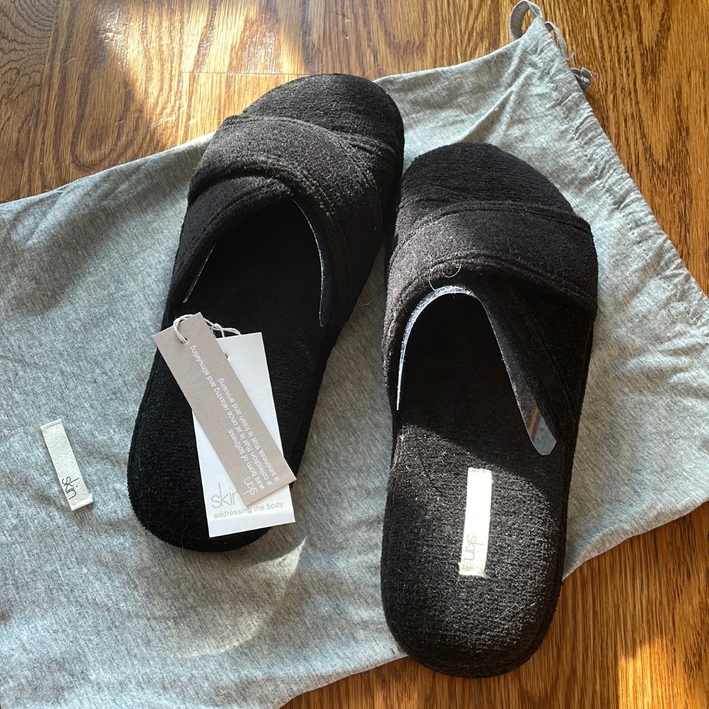 NEW WITH TAGS Skin Kyoto Slides in Black (Size Small)